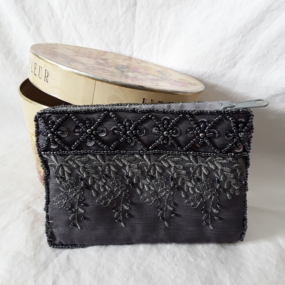 Gray beaded/embroidered/ coin purse/leaf pattern/lined purse/zipper/31/2x41/2in.